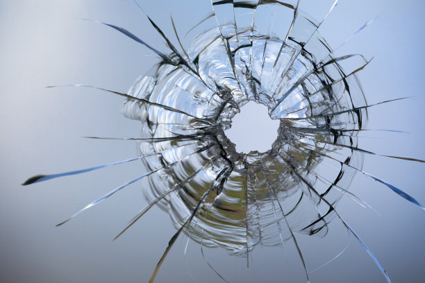 天空背景上窗户玻璃上的裂缝。图片下载