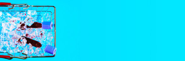 在食品店的篮子里放着冰冻的血迹试管。冠状病毒测试。新型冠状病毒肺炎横幅。图片下载