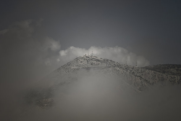 高山上有一片雪海图片下载