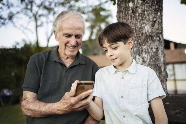 孙子教爷爷如何使用智能手机。图片下载