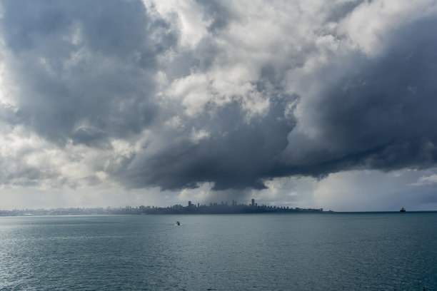 海面和城市上空的云朵图片下载
