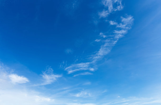 美丽的空气氛围明亮的蓝天背景抽象清晰的纹理与白云。图片下载