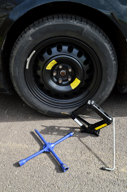 备胎和耳扳手图片下载