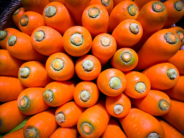 篮子里有很多橙色的胡萝卜。胡萝卜是健康的蔬菜，可以在任何时候食用。图片下载