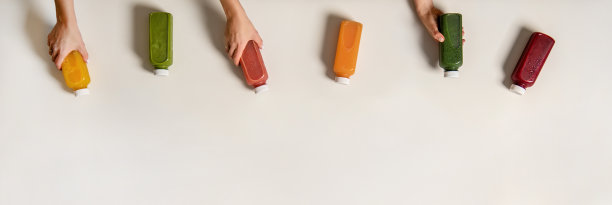 扁平的人的手拿着新鲜的果汁在瓶子里图片下载