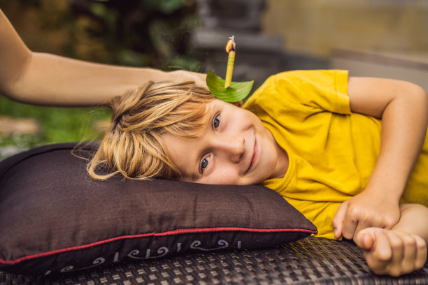 这个男孩接受了耳烛手术，孩子们的耳朵健康，听力好，耳垢图片下载