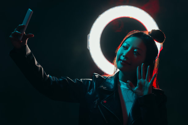 霓虹灯夜自拍赛博朋克生活彩光女郎图片下载