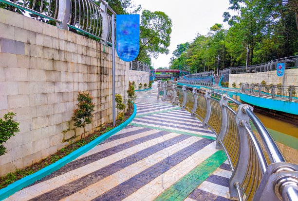 条纹街道与河流图片下载