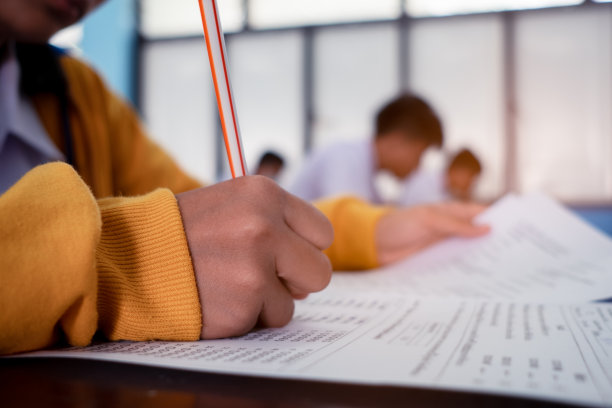 学生在课堂上有压力地写和读试卷图片下载