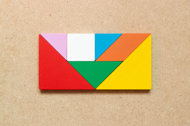 颜色七巧板拼图在矩形形状的木材背景图片下载