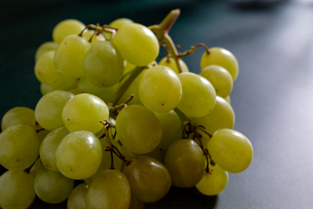 近距离葡萄与绿色的葡萄图片下载