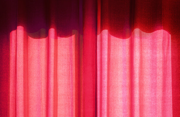 红色薄纱窗帘遮住了洒满阳光的窗户图片下载