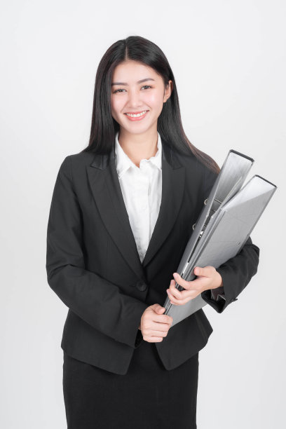 肖像美丽的工作亚洲女人，商务女孩持有商务文件文件在白色的背景图片下载