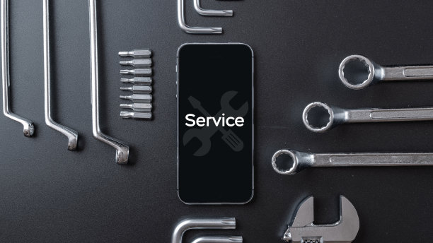 手机维修技术员。配备电话和专用维修工具的技术人员工作场所。计算机硬件、电子维修升级技术理念。图片下载