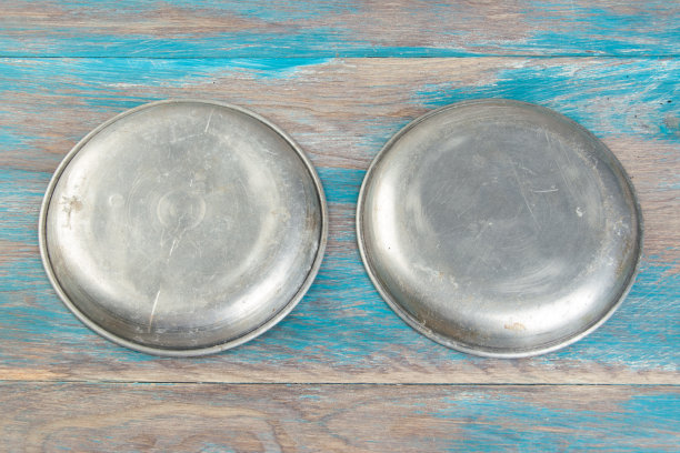 木制背景上用来做刻度的旧金属板。图片下载