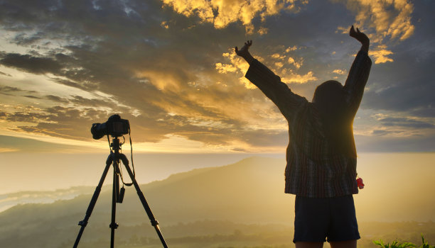 日落时摄影师拍照的剪影图片下载