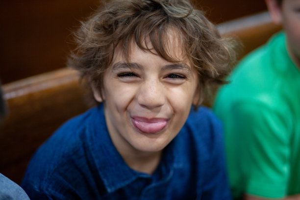 男孩做鬼脸图片下载