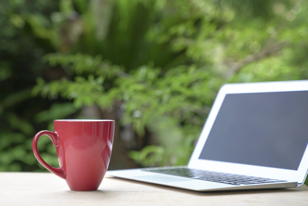 早上好，红杯咖啡，笔记本电脑图片下载