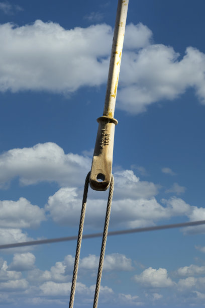 输电线路上的张紧器支架和电缆的照片图片下载