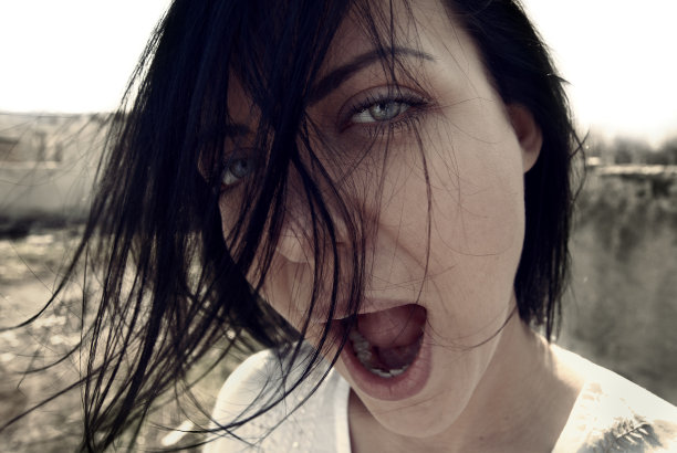 特写照片的一个女人尖叫在深褐色图片下载