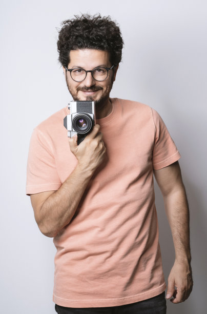 摄影师在工作室摆姿势，自画像图片下载