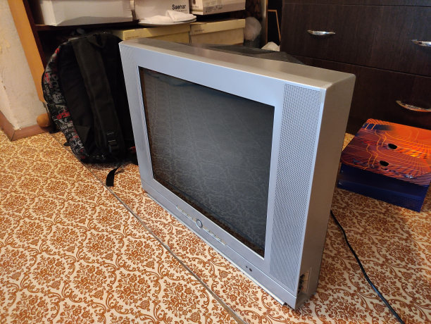 地板上的旧CRT电视架图片下载