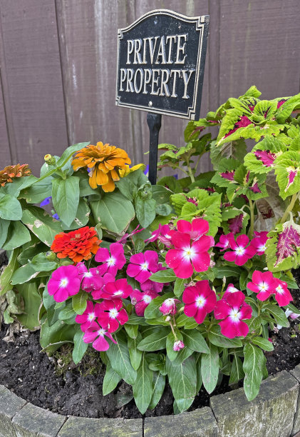 带有私有财产标志的花盆图片下载