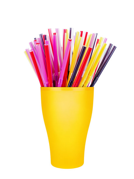 彩色塑料吸管在杯子白色背景隔离近，一次性饮料管在玻璃，管饮料，鸡尾酒，水，咖啡，茶，果汁，有趣的聚会配件，酒吧用具图片下载