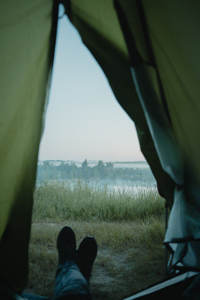从帐篷里面看。晨雾映水，自然山水图片下载