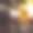 在酒吧或酒吧的桌子上放一杯冰镇啤酒。模糊的酒吧灯光背景。图片下载
