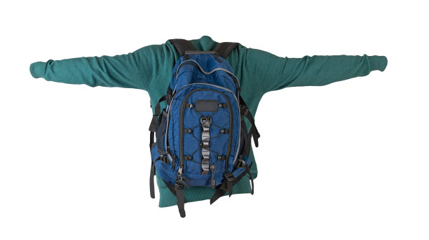 背包穿着针织毛衣孤立在白色的背景。图片下载