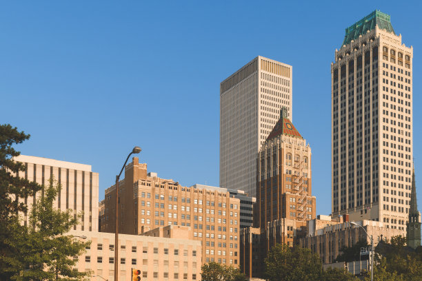 塔尔萨市中心晨光中的城市景观图片下载