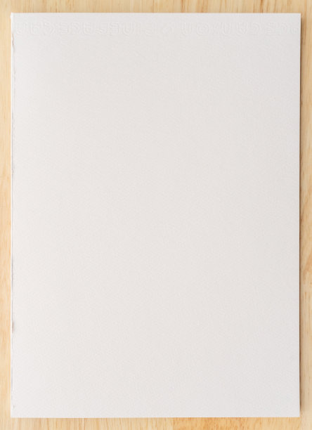 木质背景上的白纸纹理。图片下载