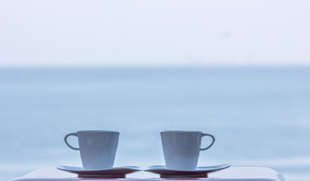 爱好喝酒和在海边村庄周围生活图片下载