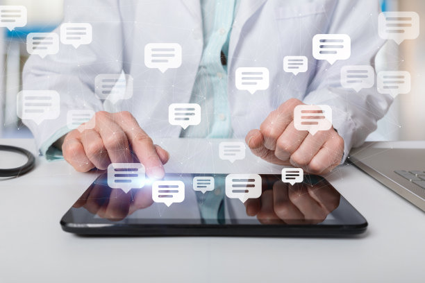 “医生”在模糊的背景下与平板电脑上的信息保持一致。图片下载