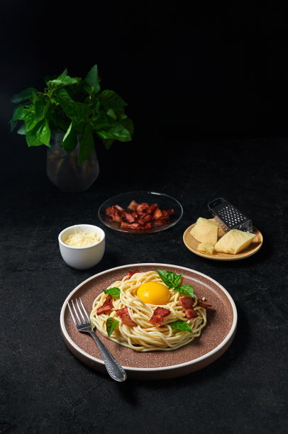 传统意大利干酪意面配培根、奶酪和蛋黄，背景为深色图片下载