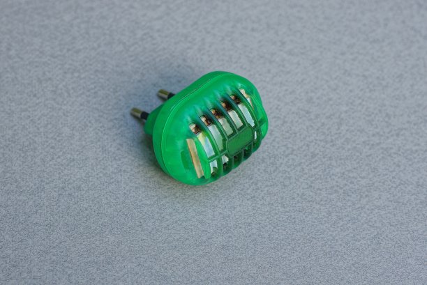 一个旧的绿色燃烧塑料熏蒸器图片下载