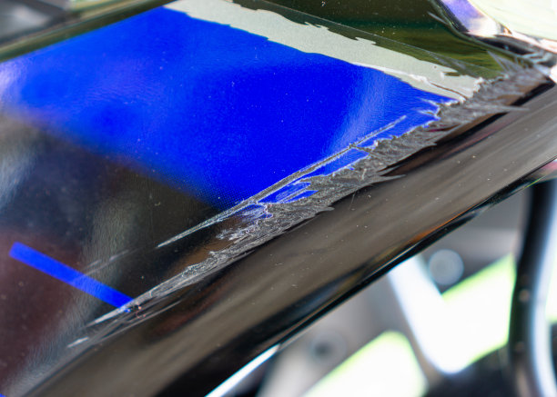 摩托车上的划痕。图片下载