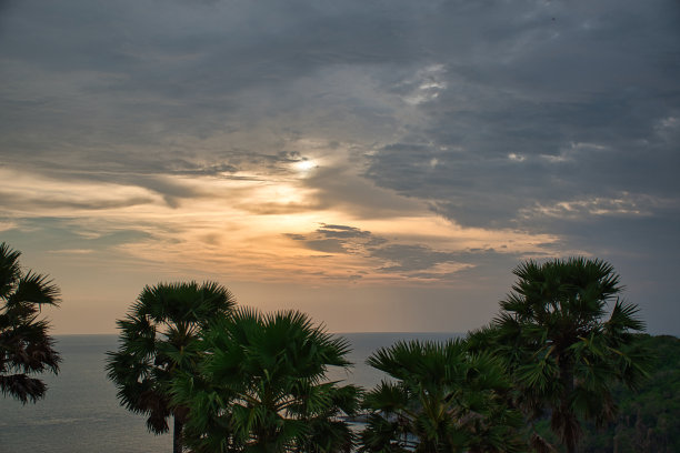 美丽的令人惊叹的风景全景，金色的天空和安达曼海与棕榈树在日落在蓬贴角的地标视点在普吉岛图片下载