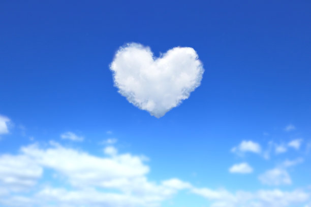蓝天上有一朵心形的云。图片下载