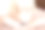 一个怀孕的女孩坐在家里的床上，把抗妊娠纹霜涂在她的肚子上。怀孕、母性、准备和期望的概念图片下载