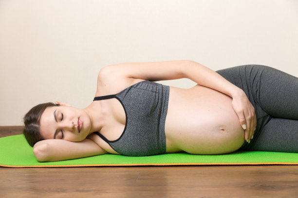 冠状病毒时期的孕期瑜伽和健身概念。孕妇在室内做瑜伽冥想。享受冥想的女人图片下载