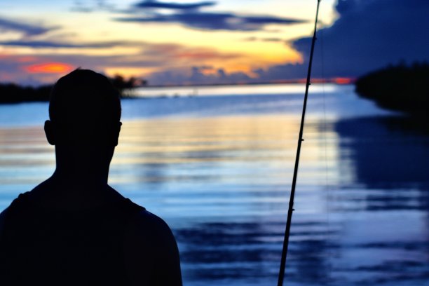 钓鱼在天黑后图片下载