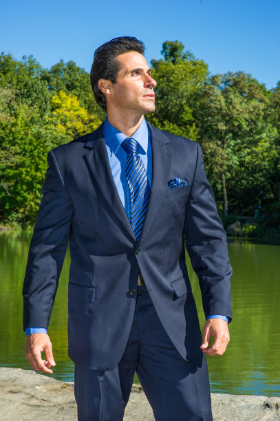 中年商人的肖像，站在户外，向前看图片下载