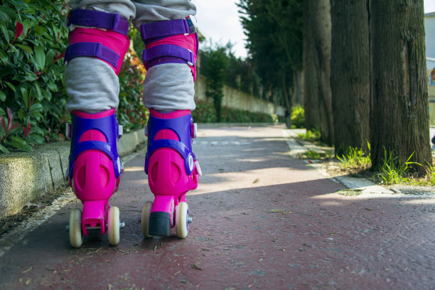 轮滑站在靠近移动图片下载