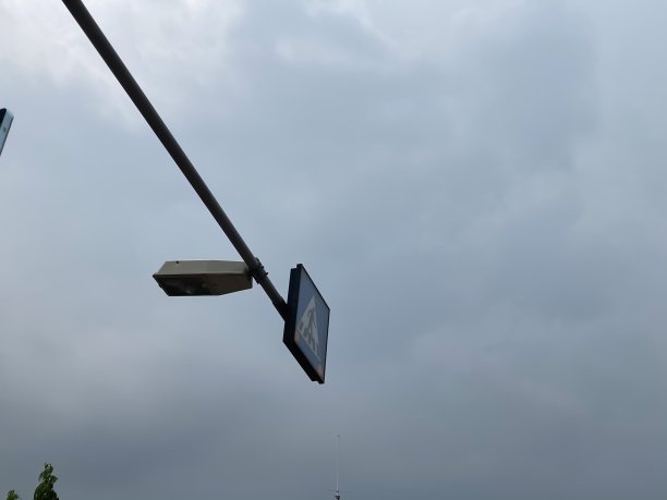 路标和雨天的天空图片下载