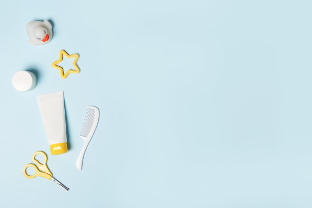 蓝色背景上的鸭子洗澡的婴儿配件。本空间图片下载