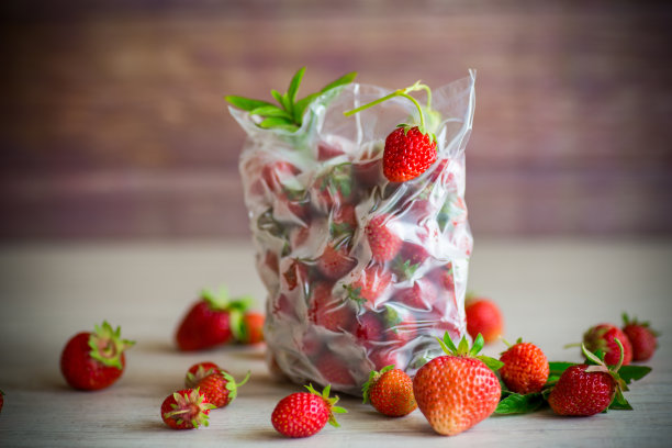 真空袋装的冷冻新鲜草莓图片下载