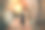 装扮成女巫的女孩在森林前面施放火咒图片下载