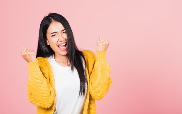 女人站在胜利和惊讶兴奋尖叫图片下载